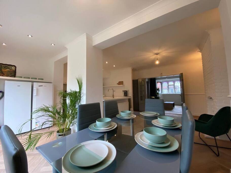 Lovely, Recently Refurbished Four Bedroom House.. Londres Exterior foto